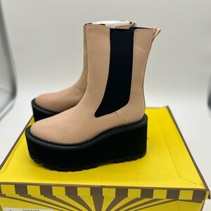 Circus NY by Sam Edelman Women's Susan Chelsea Boot Blonde Sz 6 M